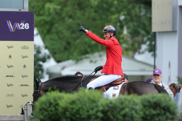 Daniel Deusser (GER, Deutschland) mit Pferd Otello de Guldenboom , Team Deutschland mit drei weiteren 0 Runden in der Führung, Daumen hoch , Springen, FEI Jumping World Championship, WM, Weltmeisterschaft , FEI Jumping World Championship Second Competition Team Final & Second Individual Qualifier, Mercedes-Benz Prize, Mercedes-Benz Prize, Einzel und Teamwertung, Jumping , AACHEN - FEI World Championships 2026, Weltfest des Pferdesports, Reitsport Weltmeisterschaft 2026, Aachen 2026, Welcome Home 2026, Aachener Soers, 11. bis 23. August 2026, Reitsport, 20.08.2026, Aachen Aachener Soers Deutschland