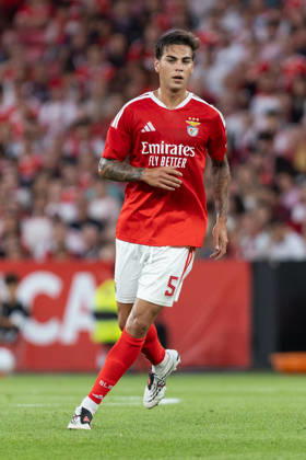 August 20, 2026, Lisbon, Lisbon, Portugal: Benfica midfielder from Argentina ENZO BARRENECHEA (5) in action during the game for the 1st Leg of UEFA Europa League Qualifier Playoff between Benfica and Aarhus at Estadio da Luz Soccer 2026: Benfica Vs Napoli - ZUMAs359 20260820_zsp_s359_013 Copyright: xAlexandrexdexSousax
