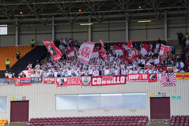 Fans, Ultras in der Kurve, Fankurve unterstützen ihre Mannschaft, Fahnen, Schal, Support , Schottland, Fussball, UEFA Conference League, Play-offs, Hinspiel, 2026 2027, Motherwell FC vs. SC Freiburg, 20.08.2026, Fir Park Stadium, Motherwell Motherwell Fir Park Stadium North Lanarkshire Schottland Copyright: xArnexAmbergx