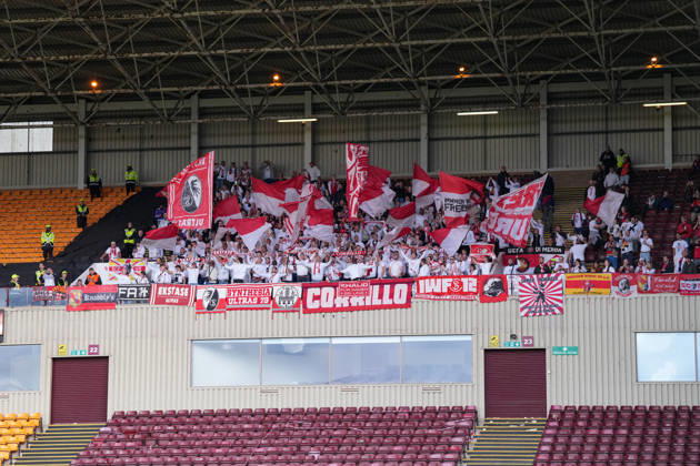 Fans, Ultras in der Kurve, Fankurve unterstützen ihre Mannschaft, Fahnen, Schal, Support , Schottland, Fussball, UEFA Conference League, Play-offs, Hinspiel, 2026 2027, Motherwell FC vs. SC Freiburg, 20.08.2026, Fir Park Stadium, Motherwell Motherwell Fir Park Stadium North Lanarkshire Schottland Copyright: xArnexAmbergx