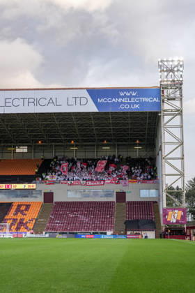 Fans, Ultras in der Kurve, Fankurve unterstützen ihre Mannschaft, Fahnen, Schal, Support , Schottland, Fussball, UEFA Conference League, Play-offs, Hinspiel, 2026 2027, Motherwell FC vs. SC Freiburg, 20.08.2026, Fir Park Stadium, Motherwell Motherwell Fir Park Stadium North Lanarkshire Schottland Copyright: xArnexAmbergx