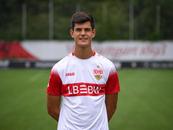 FUSSBALL 1. BUNDESLIGA SAISON 2026 2027 18.08.2026 Portraettermin beim VfB Stuttgart auf dem Trainingsgelaende: Chema Andres