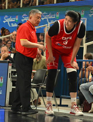 (260822) -- TRENTO, Aug. 22, 2026 -- China s head coach Gong Luming (L) communicates with Zhang Ziyu of China during a women s basketball friendly match between Italy and China in Trento, Italy, Aug. 21, 2026. (Photo by Xinhua) (SP)ITALY-TRENTO-BASKETBALL-WOMEN S FRIENDLY MATCH-ITALY VS CHINA AlbertoxLingria 