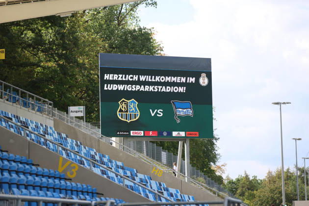 22.08.2026, Fussball, Herren, DFB-Pokal, 1. Runde, Saison 2026 2027, 1. FC Saarbrücken - Hertha BSC Berlin, Die Anzeigetafel im Ludwigsparkstadion zeigt die Begegnung des 1. FC Saarbrücken gegen Hertha BSC an Saarbrücken Ludwigsparkstadion Saarland Deutschland Copyright: xFabianxKleerx