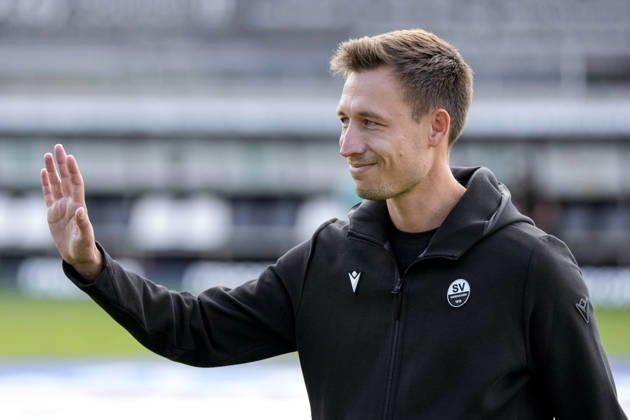 Kevin Stotz (Trainer, Cheftrainer, SVS), gibt Anweisungen, gestikuliert, mit den Armen gestikulieren, Einzelbild, Einzelfoto, Aktion, Action, Freude, freuen, freut sich, freundlich, fröhlich, glücklich, strahlend, optimistisch, 22.08.2026, Sandhausen (Deutschland), Fussball, Regionalliga Südwest, SV Sandhausen - FC 08 Homburg