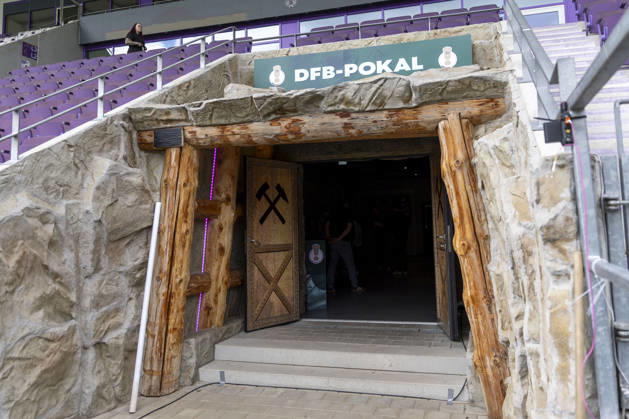 GER, Aue, Fussball, DFB-Pokal, 1. Hauptrunde, FC Erzgebirge Aue vs. TSG 1899 Hoffenheim im Bild v.l.: Spielertunnel im Stadion, einem Bergbauschacht nachempfunden 22.08.2026, EINS Erzgebirgsstadion Aue DFB REGULATIONS PROHIBIT ANY USE OF PHOTOGRAPHS AS IMAGE SEQUENCES AND OR QUASI-VIDEO, Copyright: HMBxMedia PaulxFritz