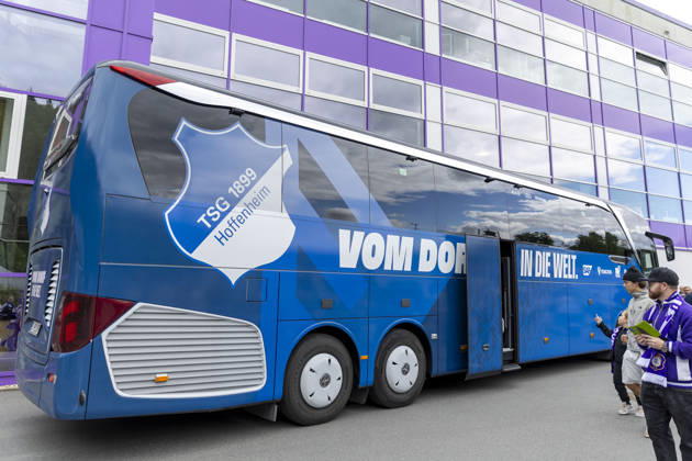 GER, Aue, Fussball, DFB-Pokal, 1. Hauptrunde, FC Erzgebirge Aue vs. TSG 1899 Hoffenheim im Bild v.l.: Mannschaftsbus von TSG Hoffenheim vor dem Stadion, Fans begutachten den Bus und warten auf die Spieler 22.08.2026, EINS Erzgebirgsstadion Aue DFB REGULATIONS PROHIBIT ANY USE OF PHOTOGRAPHS AS IMAGE SEQUENCES AND OR QUASI-VIDEO, Copyright: HMBxMedia PaulxFritz
