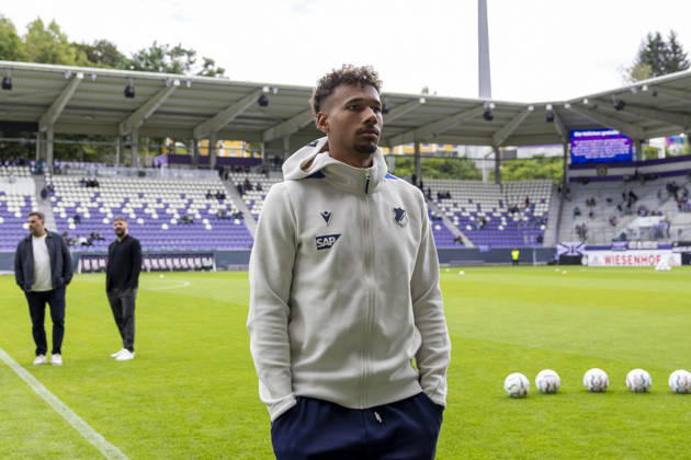 GER, Aue, Fussball, DFB-Pokal, 1. Hauptrunde, FC Erzgebirge Aue vs. TSG 1899 Hoffenheim im Bild v.l.: Bambase Conte (TSG Hoffenheim 20), bei der Platzbegehung vor dem Spiel 22.08.2026, EINS Erzgebirgsstadion Aue DFB REGULATIONS PROHIBIT ANY USE OF PHOTOGRAPHS AS IMAGE SEQUENCES AND OR QUASI-VIDEO, Copyright: HMBxMedia PaulxFritz