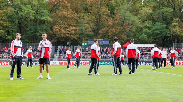22.08.2026 - Fussball - Saison 2026 2027 - DFB Pokal Vereinspokal - 01. Runde: Viktoria Köln - 1. FC Nürnberg Nuernberg FCN ( Club ) - Sportfoto Zink DaMa - xdaxmax - regulations prohibit any use of photographs as image sequences and or quasi-video - Mannschaft Team des FCN bei Platzbesichtigung