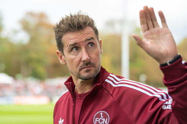 Miroslav Klose (1. FC Nuernberg, Trainer) begruesst Fans auf dem Weg zum Interview. Viktoria Koeln vs. 1. FC Nuernberg, Fussball, DFB-Pokal, 1. Runde, Saison 2026 2027, 22.08.2026 DFL DFB Regulations prohibit any use of Photographs as image sequences and or Quasivideo Viktoria Koeln vs. 1. FC Nuernberg, Fussball, DFB-Pokal, 1. Runde, Saison 2026 2027, 22.08.2026 Koeln Copyright: xEibner-Pressefoto ThomasxHaeslerx EP_THR