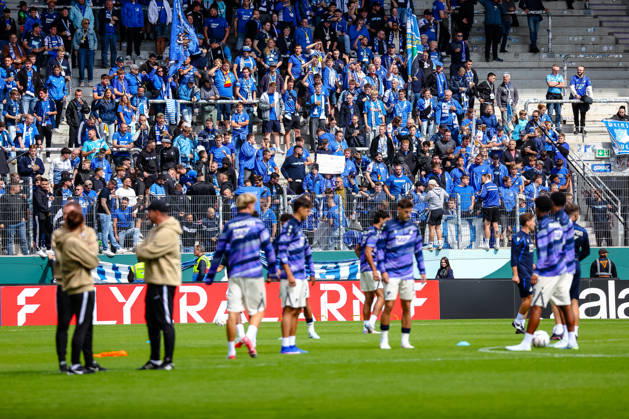 Mitgereiste Hoffenheimer Fans sehen ihrer Mannschaft beim Warm Up zu, FC Erzgebirge Aue vs. TSG Hoffenheim, Fussball, DFB Pokal, 1. Runde, Saison 2026 2027, 22.08.2026,¨ DFL REGULATIONS PROHIBIT ANY USE OF PHOTOGRAPHS AS IMAGE SEQUENCES AND OR QUASI-VIDEO,¨ FC Erzgebirge Aue vs. TSG Hoffenheim, Fussball, DFB Pokal, 1. Runde, Saison 2026 2027, 22.08.2026, Aue Copyright: xEibner-Pressefoto LauraxRoemerx EP_LRR