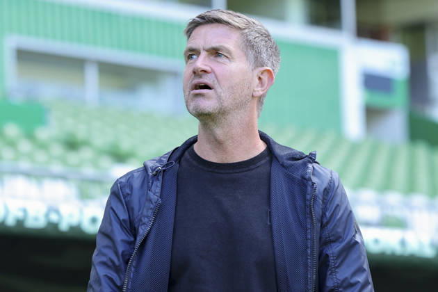 Sportdirektor Ralf Becker (Hannover 96) schaut waehrend des Spiels des DFB-Pokals zwischen SV Hemelingen und Hannover 96, Weserstadion am 22. August 2026 in Bremen, Deutschland. (Foto von Marco Steinbrenner DeFodi Images) +++ Sportdirektor Ralf Becker (Hannover 96) looks on during the DFB-Pokal match between SV Hemelingen and Hannover 96t at Weserstadion on August 22, 2026 in Bremen, Germany. (Photo by Marco Steinbrenner DeFodi Images) (Photo by Marco Steinbrenner DeFodi Images) -