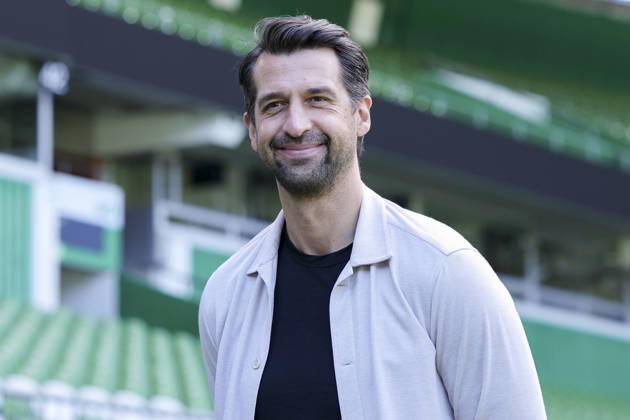 Geschaeftsfuehrer Jonas Boldt (Hannover 96) lacht waehrend des Spiels des DFB-Pokals zwischen SV Hemelingen und Hannover 96, Weserstadion am 22. August 2026 in Bremen, Deutschland. (Foto von Marco Steinbrenner DeFodi Images) +++ Geschaeftsfuehrer Sport Jonas Boldt (Hannover 96) smiles during the DFB-Pokal match between SV Hemelingen and Hannover 96t at Weserstadion on August 22, 2026 in Bremen, Germany. (Photo by Marco Steinbrenner DeFodi Images) (Photo by Marco Steinbrenner DeFodi Images) -