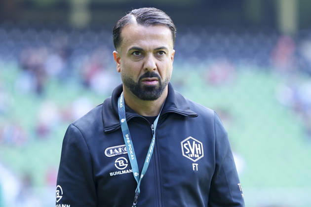 Trainer Feyhat Tuncel (SV Hemelingen) schaut waehrend des Spiels des DFB-Pokals zwischen SV Hemelingen und Hannover 96, Weserstadion am 22. August 2026 in Bremen, Deutschland. (Foto von Marco Steinbrenner DeFodi Images) +++ Trainer Feyhat Tuncel (SV Hemelingen) looks on during the DFB-Pokal match between SV Hemelingen and Hannover 96t at Weserstadion on August 22, 2026 in Bremen, Germany. (Photo by Marco Steinbrenner DeFodi Images) (Photo by Marco Steinbrenner DeFodi Images) -