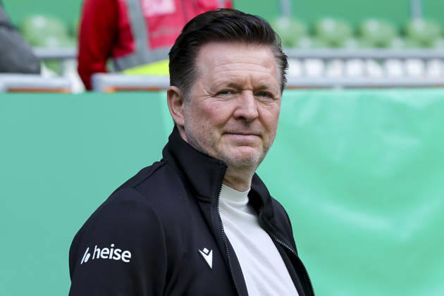 Trainer Christian Titz (Hannover 96) schaut waehrend des Spiels des DFB-Pokals zwischen SV Hemelingen und Hannover 96, Weserstadion am 22. August 2026 in Bremen, Deutschland. (Foto von Marco Steinbrenner DeFodi Images) +++ Trainer Christian Titz (Hannover 96) looks on during the DFB-Pokal match between SV Hemelingen and Hannover 96t at Weserstadion on August 22, 2026 in Bremen, Germany. (Photo by Marco Steinbrenner DeFodi Images) (Photo by Marco Steinbrenner DeFodi Images) -