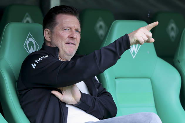 Trainer Christian Titz (Hannover 96) gestikuliert waehrend des Spiels des DFB-Pokals zwischen SV Hemelingen und Hannover 96, Weserstadion am 22. August 2026 in Bremen, Deutschland. (Foto von Marco Steinbrenner DeFodi Images) +++ Trainer Christian Titz (Hannover 96) gestures during the DFB-Pokal match between SV Hemelingen and Hannover 96t at Weserstadion on August 22, 2026 in Bremen, Germany. (Photo by Marco Steinbrenner DeFodi Images) (Photo by Marco Steinbrenner DeFodi Images) -