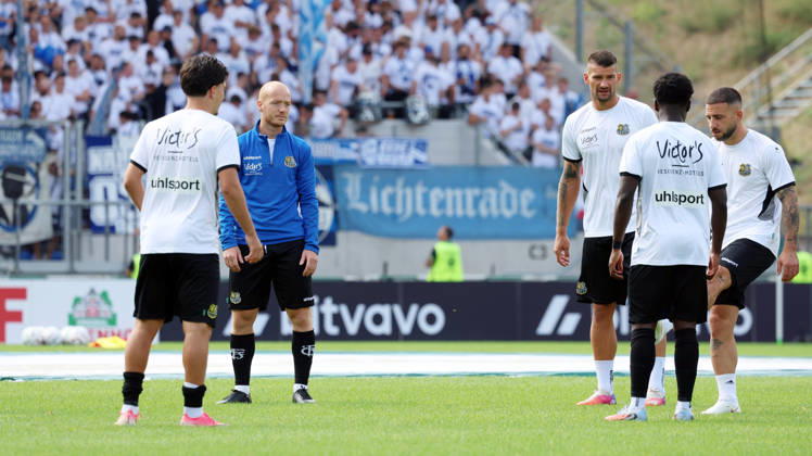 22.08.2026, xrekx, Fussball DFB Pokal 1.Runde, 1.FC Saarbruecken - Hertha BSC Berlin v.l. Sebastian Vasiliadis (1.FC Saarbruecken) Kai Brünker Bruenker(1.FC Saarbruecken) Warmup warm up Aufwaermen aufwaermen vor dem Spiel (DFL DFB REGULATIONS PROHIBIT ANY USE OF PHOTOGRAPHS as IMAGE SEQUENCES and or QUASI-VIDEO) Saarbruecken