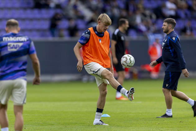 GER, Aue, Fussball, DFB-Pokal, 1. Hauptrunde, FC Erzgebirge Aue vs. TSG 1899 Hoffenheim im Bild v.l.: Nathan De Cat (TSG Hoffenheim 17), warm up 22.08.2026, EINS Erzgebirgsstadion Aue DFB REGULATIONS PROHIBIT ANY USE OF PHOTOGRAPHS AS IMAGE SEQUENCES AND OR QUASI-VIDEO, Copyright: HMBxMedia PaulxFritz