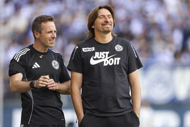 Vierter Offizieller Lukas Benen schaut, Trainer Vincent Wagner (SV 07 Elversberg) lacht waehrend des Spiels der 1. Runde des DFB-Pokal zwischen MSV Duisburg und SV 07 Elversberg, Schauinsland-Reisen-Arena am 22. August 2026 in Duisburg, Deutschland. (Foto von Oliver Kaelke DeFodi Images) +++ Vierter Offizieller Lukas Benen looks on, Trainer Vincent Wagner (SV 07 Elversberg) laughs during the 1st round match of the DFB-Pokal between MSV Duisburg and SV 07 Elversberg at Schauinsland-Reisen-Arena on August 22, 2026 in Duisburg, Germany. (Photo by Oliver Kaelke DeFodi Images) DFB DFL REGULATIONS PROHIBIT ANY USE OF PHOTOGRAPHS AS IMAGE SEQUENCES AND OR QUASI-VIDEO. (Photo by Oliver Kaelke DeFodi Images) -