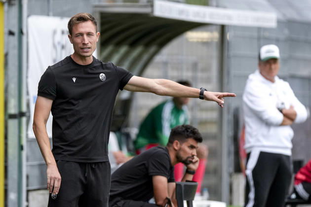 Kevin Stotz (Trainer, Cheftrainer, SVS), gibt Anweisungen, gestikuliert, mit den Armen gestikulieren, Einzelbild, Einzelfoto, Aktion, Action, 22.08.2026, Sandhausen (Deutschland), Fussball, Regionalliga Südwest, SV Sandhausen - FC 08 Homburg