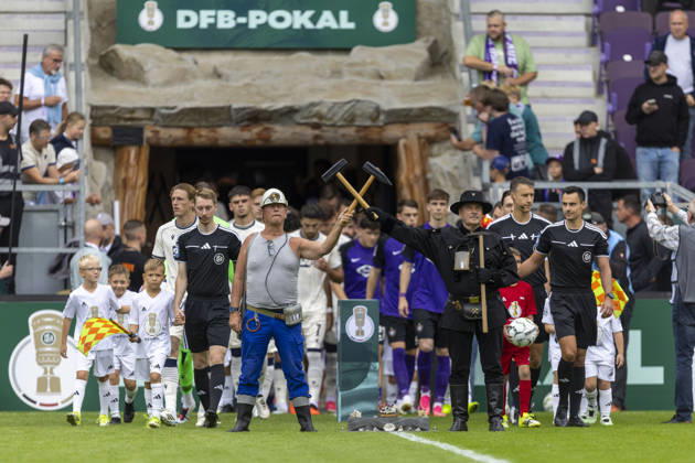 GER, Aue, Fussball, DFB-Pokal, 1. Hauptrunde, FC Erzgebirge Aue vs. TSG 1899 Hoffenheim im Bild v.l.: Einlaufen der Teams 22.08.2026, EINS Erzgebirgsstadion Aue DFB REGULATIONS PROHIBIT ANY USE OF PHOTOGRAPHS AS IMAGE SEQUENCES AND OR QUASI-VIDEO, Copyright: HMBxMedia PaulxFritz
