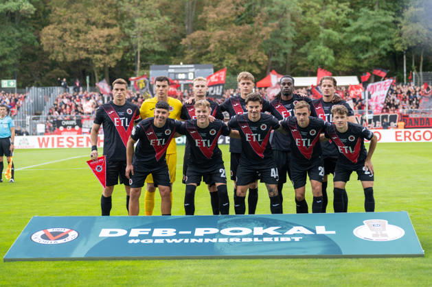 Die Startelf von Viktoria Koeln stellt sich zum Mannschaftsfoto. Viktoria Koeln vs. 1. FC Nuernberg, Fussball, DFB-Pokal, 1. Runde, Saison 2026 2027, 22.08.2026 DFL DFB Regulations prohibit any use of Photographs as image sequences and or Quasivideo Viktoria Koeln vs. 1. FC Nuernberg, Fussball, DFB-Pokal, 1. Runde, Saison 2026 2027, 22.08.2026 Koeln Copyright: xEibner-Pressefoto ThomasxHaeslerx EP_THR