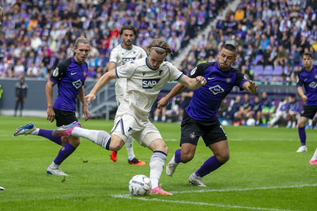 GER, Aue, Fussball, DFB-Pokal, 1. Hauptrunde, FC Erzgebirge Aue vs. TSG 1899 Hoffenheim im Bild v.l.: Patrick Wimmer (TSG Hoffenheim 08), Schuss zum 1:0 Treffer 22.08.2026, EINS Erzgebirgsstadion Aue DFB REGULATIONS PROHIBIT ANY USE OF PHOTOGRAPHS AS IMAGE SEQUENCES AND OR QUASI-VIDEO, Copyright: HMBxMedia PaulxFritz