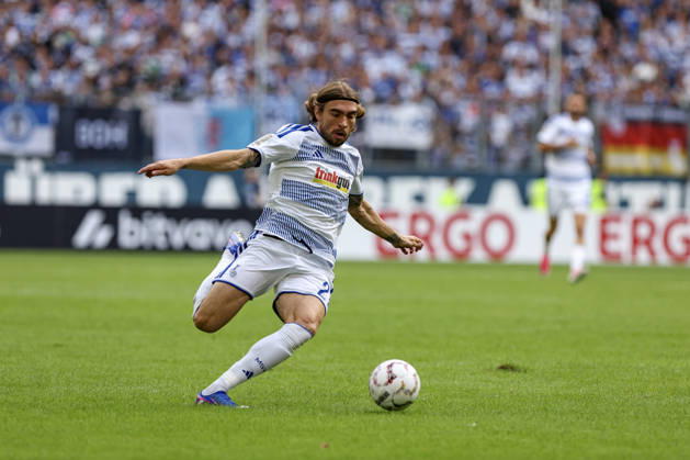 22.08.2026, GER, Fussball, Herren, DFB-Pokal, Saison 2026 2027, MSV Duisburg - SV Elversberg Joshua Bitter (Duisburg) in Aktion am Ball, Einzelaktion Duisburg schauinsland-reisen Arena Nordrhein-Westfalen Deutschland Copyright: xAdrianxSchlüterx