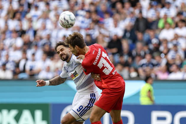 22.08.2026, GER, Fussball, Herren, DFB-Pokal, Saison 2026 2027, MSV Duisburg - SV Elversberg Lex-Tyger Lobinger (Duisburg) und Maximilian Rohr (SVE) im Kampf um den Ball Duisburg schauinsland-reisen Arena Nordrhein-Westfalen Deutschland Copyright: xAdrianxSchlüterx