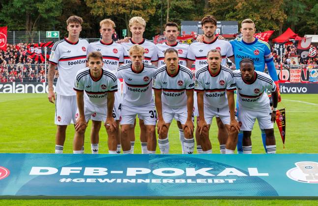 22.08.2026 - Fussball - Saison 2026 2027 - DFB Pokal Vereinspokal - 01. Runde: Viktoria Köln - 1. FC Nürnberg Nuernberg FCN ( Club ) - Sportfoto Zink DaMa - xdaxmax - regulations prohibit any use of photographs as image sequences and or quasi-video - Mannschaft Team des FCN mit Mannschaftsbild Teambild vor Spielbeginn