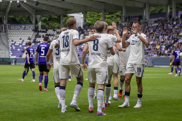 GER, Aue, Fussball, DFB-Pokal, 1. Hauptrunde, FC Erzgebirge Aue vs. TSG 1899 Hoffenheim im Bild v.l.: Hoffenheim Torjubel 22.08.2026, EINS Erzgebirgsstadion Aue DFB REGULATIONS PROHIBIT ANY USE OF PHOTOGRAPHS AS IMAGE SEQUENCES AND OR QUASI-VIDEO, Copyright: HMBxMedia PaulxFritz