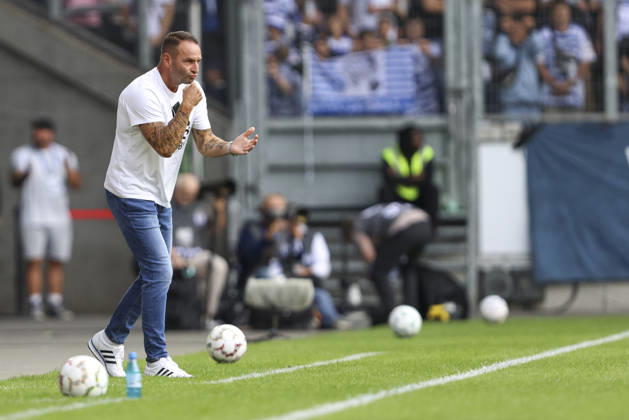 Trainer Dietmar Hirsch (MSV Duisburg) gestikuliert, Gestik waehrend des Spiels der 1. Runde des DFB-Pokal zwischen MSV Duisburg und SV 07 Elversberg, Schauinsland-Reisen-Arena am 22. August 2026 in Duisburg, Deutschland. (Foto von Oliver Kaelke DeFodi Images) +++ Trainer Dietmar Hirsch (MSV Duisburg) gestures during the 1st round match of the DFB-Pokal between MSV Duisburg and SV 07 Elversberg at Schauinsland-Reisen-Arena on August 22, 2026 in Duisburg, Germany. (Photo by Oliver Kaelke DeFodi Images) DFB DFL REGULATIONS PROHIBIT ANY USE OF PHOTOGRAPHS AS IMAGE SEQUENCES AND OR QUASI-VIDEO. (Photo by Oliver Kaelke DeFodi Images) -