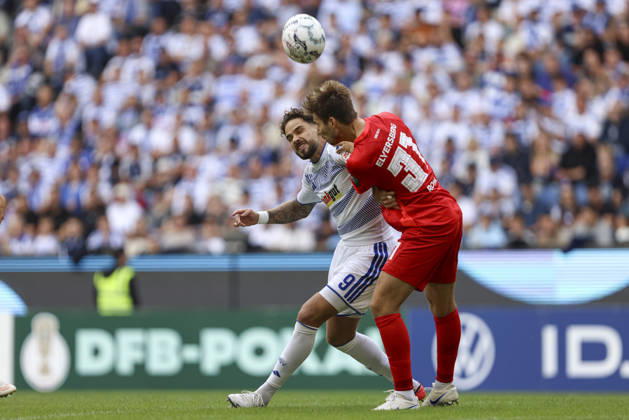 Lex-Tyger Lobinger (MSV Duisburg) und Maximilian Rohr (SV 07 Elversberg) im Zweikampf waehrend des Spiels der 1. Runde des DFB-Pokal zwischen MSV Duisburg und SV 07 Elversberg, Schauinsland-Reisen-Arena am 22. August 2026 in Duisburg, Deutschland. (Foto von Oliver Kaelke DeFodi Images) +++ Lex-Tyger Lobinger (MSV Duisburg) und Maximilian Rohr (SV 07 Elversberg) battle for the ball during the 1st round match of the DFB-Pokal between MSV Duisburg and SV 07 Elversberg at Schauinsland-Reisen-Arena on August 22, 2026 in Duisburg, Germany. (Photo by Oliver Kaelke DeFodi Images) DFB DFL REGULATIONS PROHIBIT ANY USE OF PHOTOGRAPHS AS IMAGE SEQUENCES AND OR QUASI-VIDEO. (Photo by Oliver Kaelke DeFodi Images) -