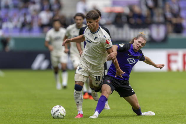 GER, Aue, Fussball, DFB-Pokal, 1. Hauptrunde, FC Erzgebirge Aue vs. TSG 1899 Hoffenheim im Bild v.l.: Adam Hlozek (TSG Hoffenheim 10), Devin Angleberger (FC Erzgebirge Aue 03), Zweikampf 22.08.2026, EINS Erzgebirgsstadion Aue DFB REGULATIONS PROHIBIT ANY USE OF PHOTOGRAPHS AS IMAGE SEQUENCES AND OR QUASI-VIDEO, Copyright: HMBxMedia PaulxFritz