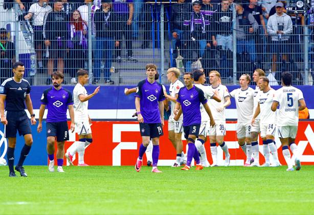 Die Hoffenheimer freuen sich über das 0:1, vorn enttäuschte Auer Spieler. Fußball DFB-Pokal 2026 27 FC Erzgebirge Aue - TSG Hoffenheim am 22.8.2026 Erzgebirge Aue - TSG Hoffenheim
