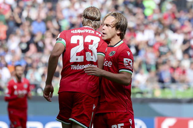 Stefan Teitur Thordarson (Hannover 96) bejubelt seinen Treffer zum 0:1 mit Lars Gindorf (Hannover 96) waehrend des Spiels des DFB-Pokals zwischen SV Hemelingen und Hannover 96, Weserstadion am 22. August 2026 in Bremen, Deutschland. (Foto von Marco Steinbrenner DeFodi Images) +++ Stefan Teitur Thordarson (Hannover 96) celebrates after scoring his teams first goal with Lars Gindorf (Hannover 96) during the DFB-Pokal match between SV Hemelingen and Hannover 96t at Weserstadion on August 22, 2026 in Bremen, Germany. (Photo by Marco Steinbrenner DeFodi Images) (Photo by Marco Steinbrenner DeFodi Images) -