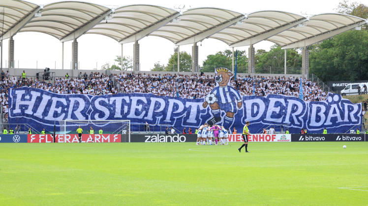 22.08.2026, xrekx, Fussball DFB Pokal 1.Runde, 1.FC Saarbruecken - Hertha BSC Berlin v.l. Hertha BSC Teamkreis Fans ,Stimmung, Schals, Ultras, Zuschauer, Besucher, Choreo, Choreografie, atmosphere, scarves, spectators, visitors (DFL DFB REGULATIONS PROHIBIT ANY USE OF PHOTOGRAPHS as IMAGE SEQUENCES and or QUASI-VIDEO) Saarbruecken