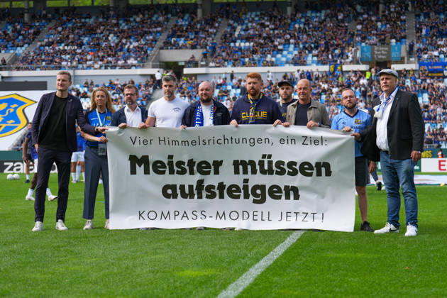 22.08.2026, xydrx, Fußball, DFB Pokal, 1. FC Saarbrücken - Hertha BSC, Saison 2026 2027, Ludwigsparkstadion: der 1.FC Saarbruecken und Hertha BSC posieren mit einem Meister müssen Aufsteigen Banner DFB regulations prohibit any use of photographs as image sequences and or quasi-video. Copyright: HMBxMedia YannisxDreimann