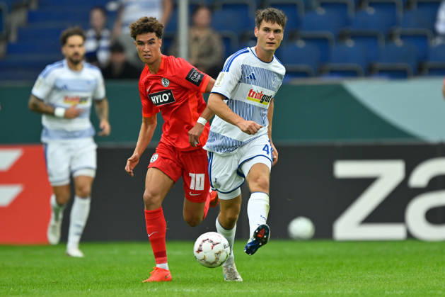 Duisburg, Schauinsland-Reisen-Arena, 22.08.26, GER, Herren, DFB-Pokal, 1.Runde, Saison 2026-2027: MSV Duisburg - SV Elversberg Bild: v.li. im Zweikampf Noah DARVICH (Elversberg) und Martin ENS (Duisburg) Only for editorial use! DFB regulations prohibit any use of photographs as image sequences and or quasi-video. Nordrhein-Westfalen Deutschland
