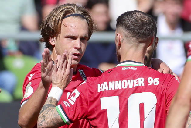 Lars Gindorf (Hannover 96) bejubelt seinen Treffer zum 0:2 mit Marcel Hartel (Hannover 96) waehrend des Spiels des DFB-Pokals zwischen SV Hemelingen und Hannover 96, Weserstadion am 22. August 2026 in Bremen, Deutschland. (Foto von Marco Steinbrenner DeFodi Images) +++ Lars Gindorf (Hannover 96) celebrates after scoring his teams second goal with Marcel Hartel (Hannover 96) during the DFB-Pokal match between SV Hemelingen and Hannover 96t at Weserstadion on August 22, 2026 in Bremen, Germany. (Photo by Marco Steinbrenner DeFodi Images) (Photo by Marco Steinbrenner DeFodi Images) -