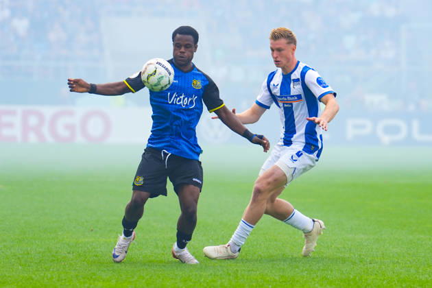 22.08.2026, xydrx, Fußball, DFB Pokal, 1. FC Saarbrücken - Hertha BSC, Saison 2026 2027, Ludwigsparkstadion: Abdenego Nankishi (1.FC Saarbruecken, 17) im Zweikampf gegen Julian Eitschberger (Hertha BSC, 2) DFB regulations prohibit any use of photographs as image sequences and or quasi-video. Copyright: HMBxMedia YannisxDreimann