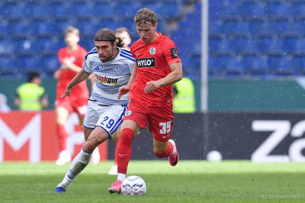 Fußball DFB-Pokal 1. Runde MSV Duisburg - SV Elversberg am 22.08.2026 in der Schauinsland-Reisen-Arena in Duisburg Joshua Bitter ( Duisburg ), links - William Cole Campbell ( Elversberg ), rechts DFB regulations prohibit any use of photographs as image sequences and or quasi-video.