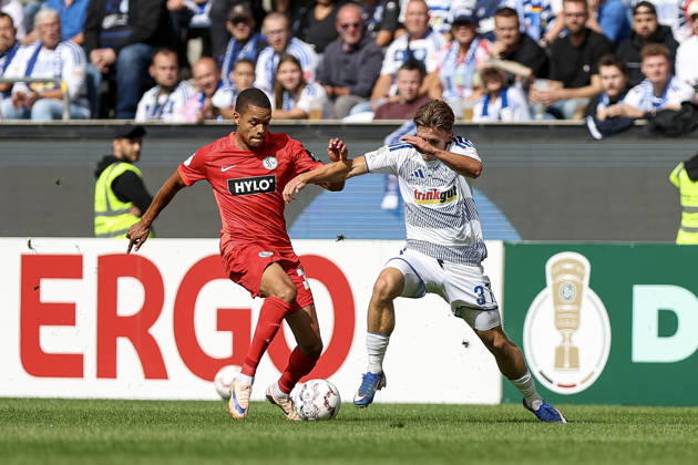 22.08.2026, GER, Fussball, Herren, DFB-Pokal, Saison 2026 2027, MSV Duisburg - SV Elversberg Jan Gyamerah (SVE) und Patrick Sussek (Duisburg) im Kampf um den Ball Duisburg schauinsland-reisen Arena Nordrhein-Westfalen Deutschland Copyright: xAdrianxSchlüterx