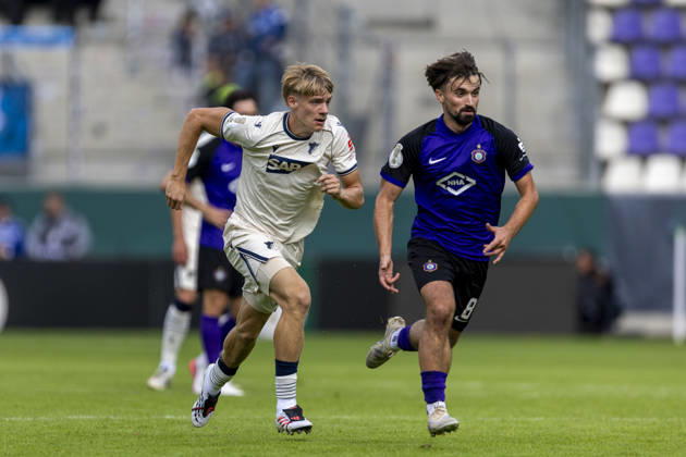 GER, Aue, Fussball, DFB-Pokal, 1. Hauptrunde, FC Erzgebirge Aue vs. TSG 1899 Hoffenheim im Bild v.l.: Nathan De Cat (TSG Hoffenheim 17), Nils Lihsek (FC Erzgebirge Aue 08), Sprintduell 22.08.2026, EINS Erzgebirgsstadion Aue DFB REGULATIONS PROHIBIT ANY USE OF PHOTOGRAPHS AS IMAGE SEQUENCES AND OR QUASI-VIDEO, Copyright: HMBxMedia PaulxFritz