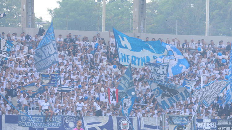 22.08.2026, xrekx, Fussball DFB Pokal 1.Runde, 1.FC Saarbruecken - Hertha BSC Berlin v.l. Hertha BSC Fans ,Stimmung, Schals, Ultras, Zuschauer, Besucher, Choreo, Choreografie, atmosphere, scarves, spectators, visitors (DFL DFB REGULATIONS PROHIBIT ANY USE OF PHOTOGRAPHS as IMAGE SEQUENCES and or QUASI-VIDEO) Saarbruecken