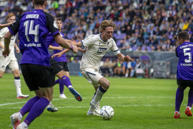 GER, Aue, Fussball, DFB-Pokal, 1. Hauptrunde, FC Erzgebirge Aue vs. TSG 1899 Hoffenheim im Bild v.l.: Wouter Burger (TSG Hoffenheim 18), Aktion mit Ball 22.08.2026, EINS Erzgebirgsstadion Aue DFB REGULATIONS PROHIBIT ANY USE OF PHOTOGRAPHS AS IMAGE SEQUENCES AND OR QUASI-VIDEO, Copyright: HMBxMedia PaulxFritz