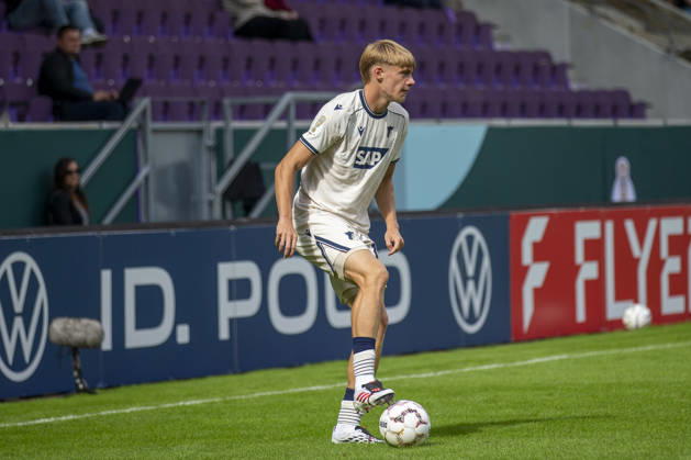 GER, Aue, Fussball, DFB-Pokal, 1. Hauptrunde, FC Erzgebirge Aue vs. TSG 1899 Hoffenheim im Bild v.l.: Nathan De Cat (TSG Hoffenheim 17), Aktion mit Ball 22.08.2026, EINS Erzgebirgsstadion Aue DFB REGULATIONS PROHIBIT ANY USE OF PHOTOGRAPHS AS IMAGE SEQUENCES AND OR QUASI-VIDEO, Copyright: HMBxMedia PaulxFritz