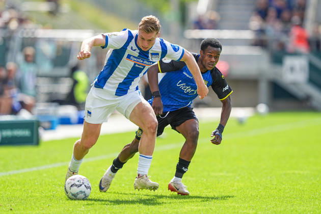 22.08.2026, xydrx, Fußball, DFB Pokal, 1. FC Saarbrücken - Hertha BSC, Saison 2026 2027, Ludwigsparkstadion: Julian Eitschberger (Hertha BSC, 2) im Zweikampf gegen Abdenego Nankishi (1.FC Saarbruecken, 17) DFB regulations prohibit any use of photographs as image sequences and or quasi-video. Copyright: HMBxMedia YannisxDreimann
