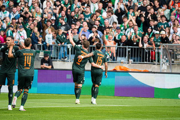 Fußball I Herren I Saison 2026-2027 I DFB-Pokal I 1. Spieltag I Lüneburger SK Hansa - SV Werder Bremen I 22.08.2026 Jubel, Begeisterung, Enthusiasmus, Euphorie, Freude, Glücksgefühl, Heiterkeit bei: Jens Stage (6, SV Werder Bremen), Ludovit Reis (15, SV Werder Bremen), Senne Lynen (14, SV Werder Bremen) Copyright: xLobeca Björn-OlexKehmx