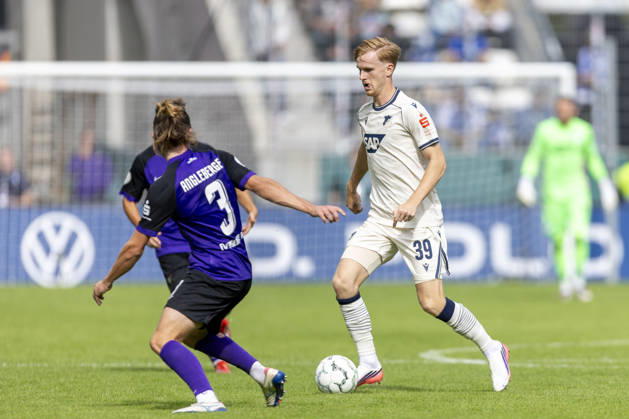 GER, Aue, Fussball, DFB-Pokal, 1. Hauptrunde, FC Erzgebirge Aue vs. TSG 1899 Hoffenheim im Bild v.l.: Devin Angleberger (FC Erzgebirge Aue 03), Mats Rots (TSG Hoffenheim 39), Zweikampf 22.08.2026, EINS Erzgebirgsstadion Aue DFB REGULATIONS PROHIBIT ANY USE OF PHOTOGRAPHS AS IMAGE SEQUENCES AND OR QUASI-VIDEO, Copyright: HMBxMedia PaulxFritz